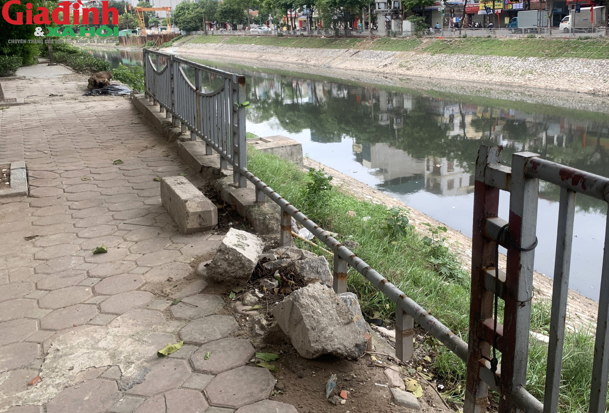 Hà Nội: Lan can bảo vệ ven sông nhiều nơi hư hỏng, xuống cấp trầm trọng - Ảnh 7.
