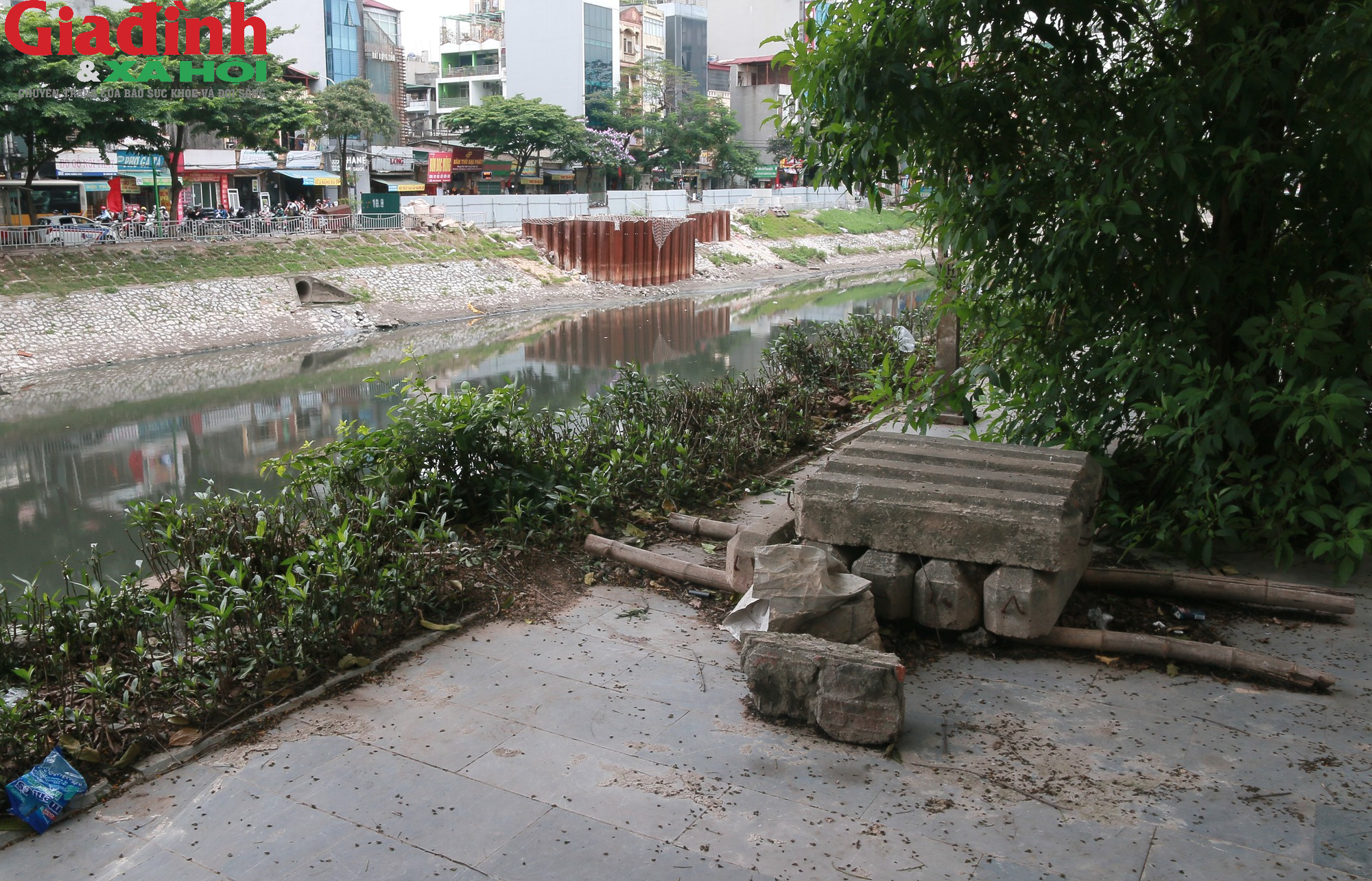 Hà Nội: Lan can bảo vệ ven sông nhiều nơi hư hỏng, xuống cấp trầm trọng - Ảnh 8.