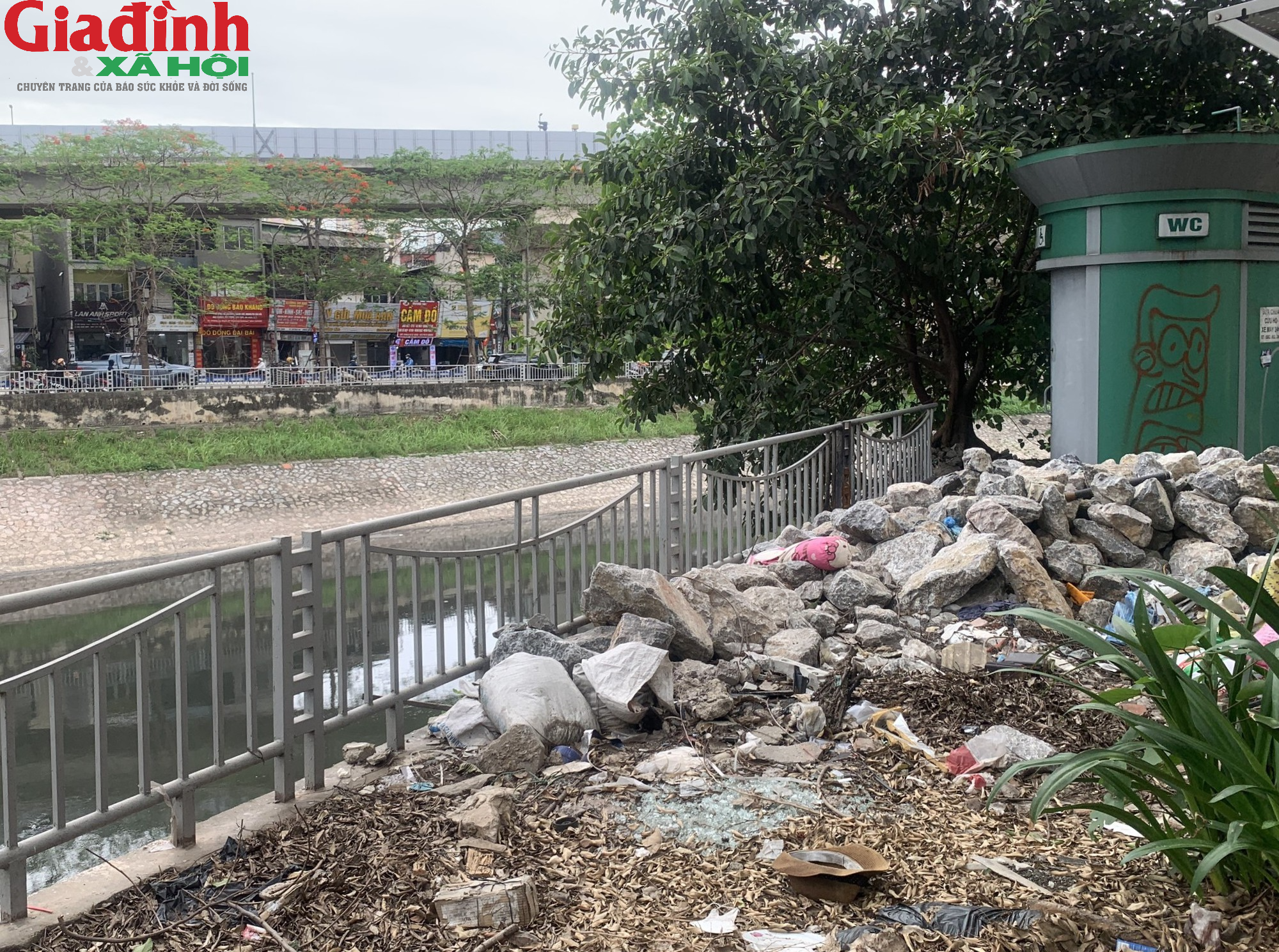 Hà Nội: Lan can bảo vệ ven sông nhiều nơi hư hỏng, xuống cấp trầm trọng - Ảnh 12.