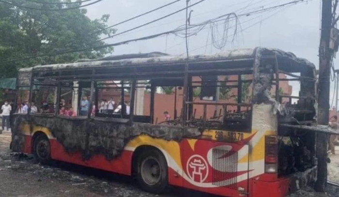 Hà Nội: Xe buýt đang chạy bất ngờ bốc cháy, hành khách hốt hoảng bỏ chạy - Ảnh 1.