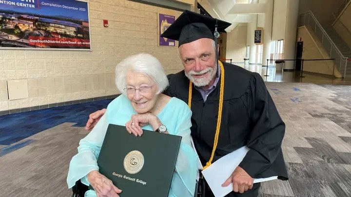 Mẹ 98 tuổi dự lễ tốt nghiệp đại học của con trai 72 tuổi - Ảnh 1.