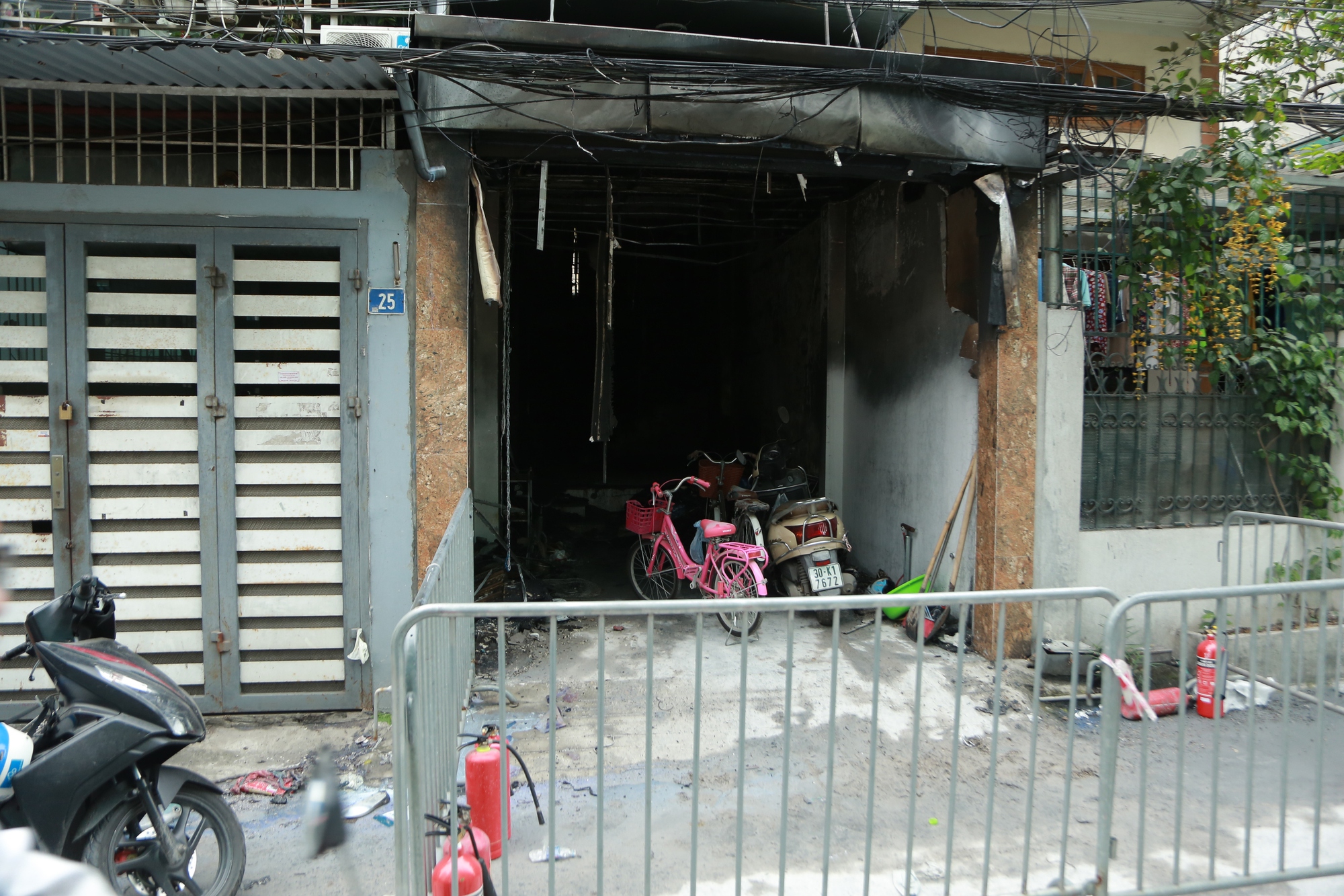Xót xa hình ảnh chiếc xe đạp màu hồng trong căn nhà cháy khiến 4 bà cháu tử vong ở Hà Nội - Ảnh 5.