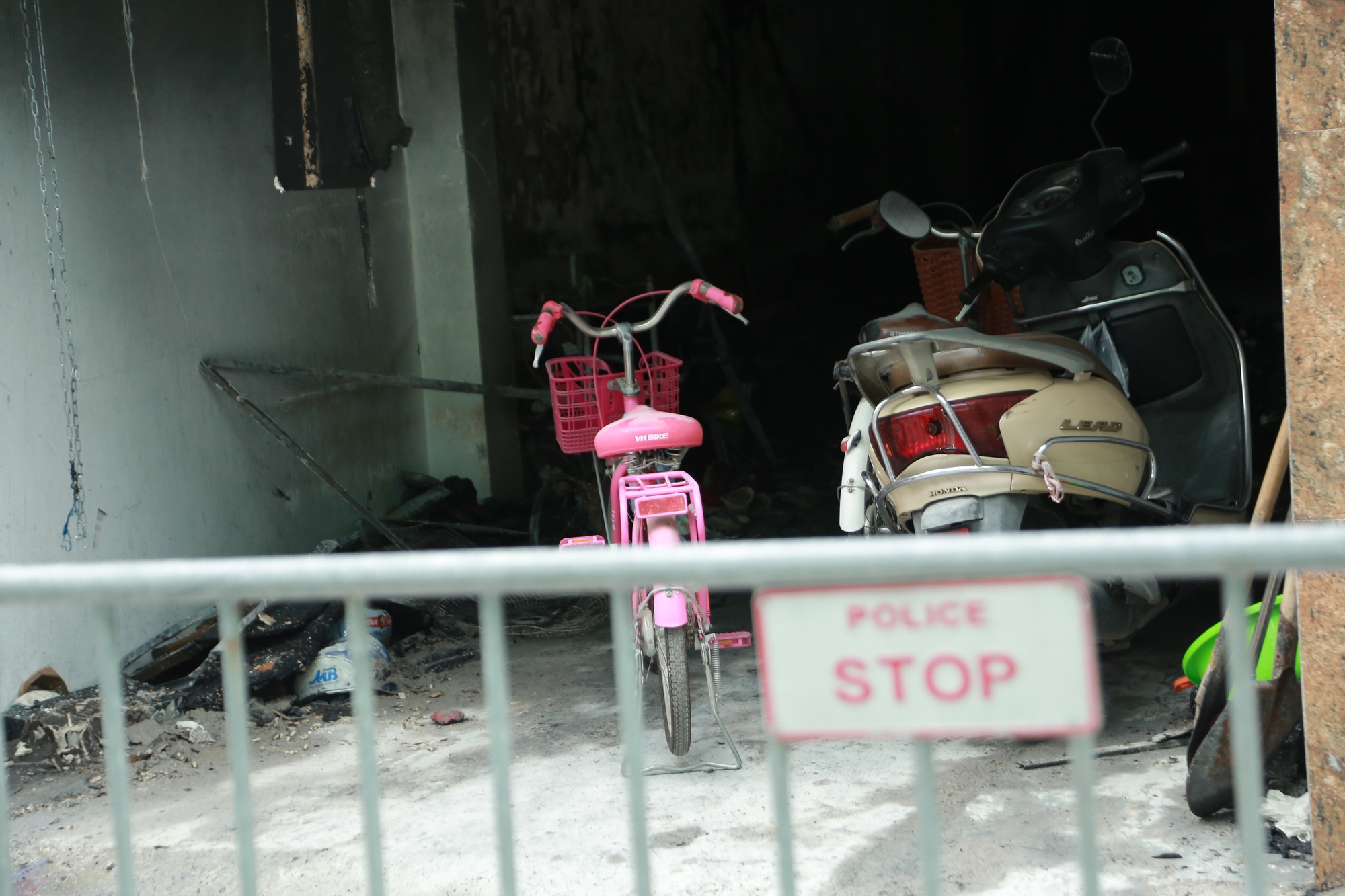 Xót xa hình ảnh chiếc xe đạp màu hồng trong căn nhà cháy khiến 4 bà cháu tử vong ở Hà Nội - Ảnh 6.