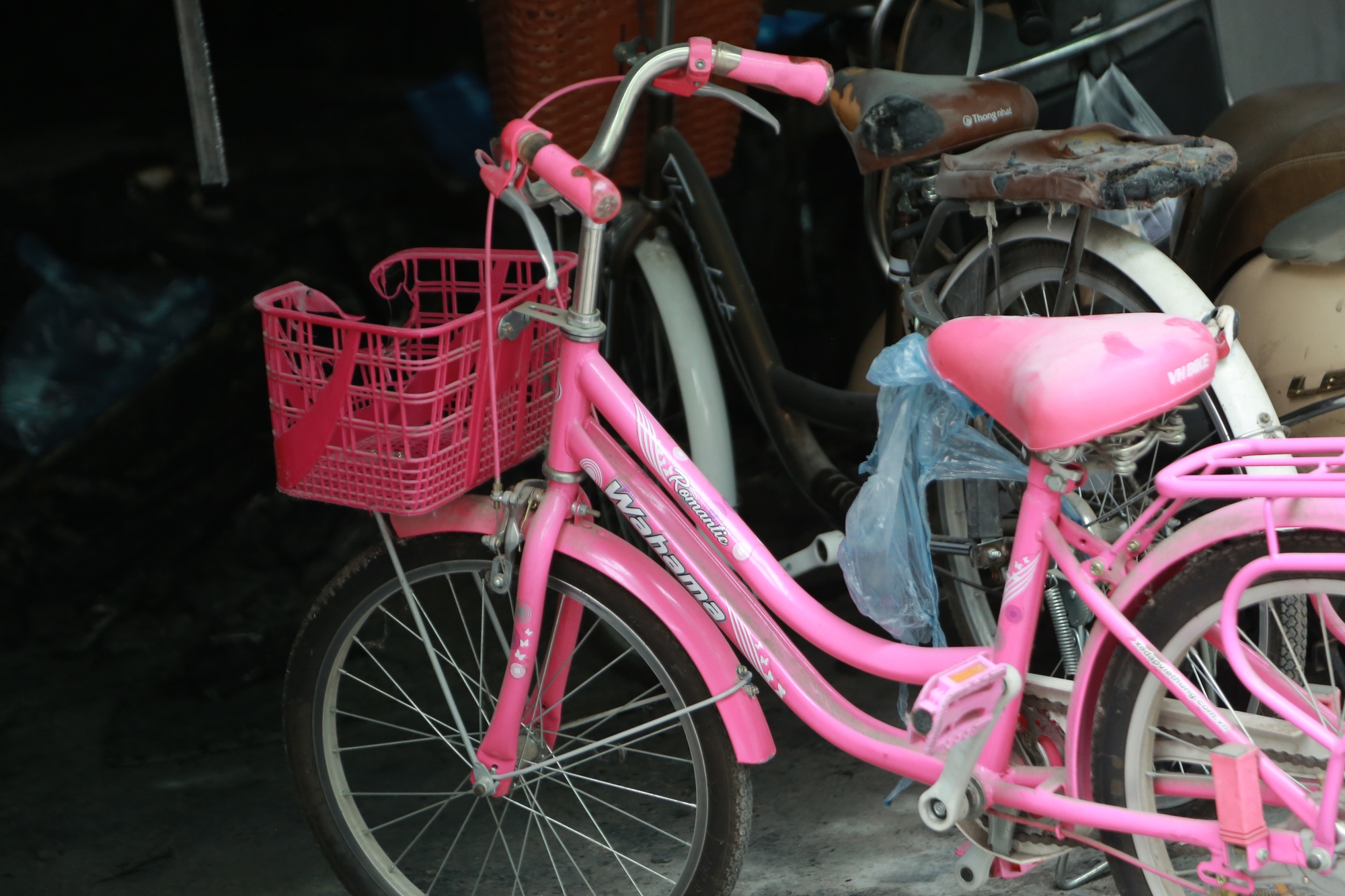 Xót xa hình ảnh chiếc xe đạp màu hồng trong căn nhà cháy khiến 4 bà cháu tử vong ở Hà Nội - Ảnh 7.