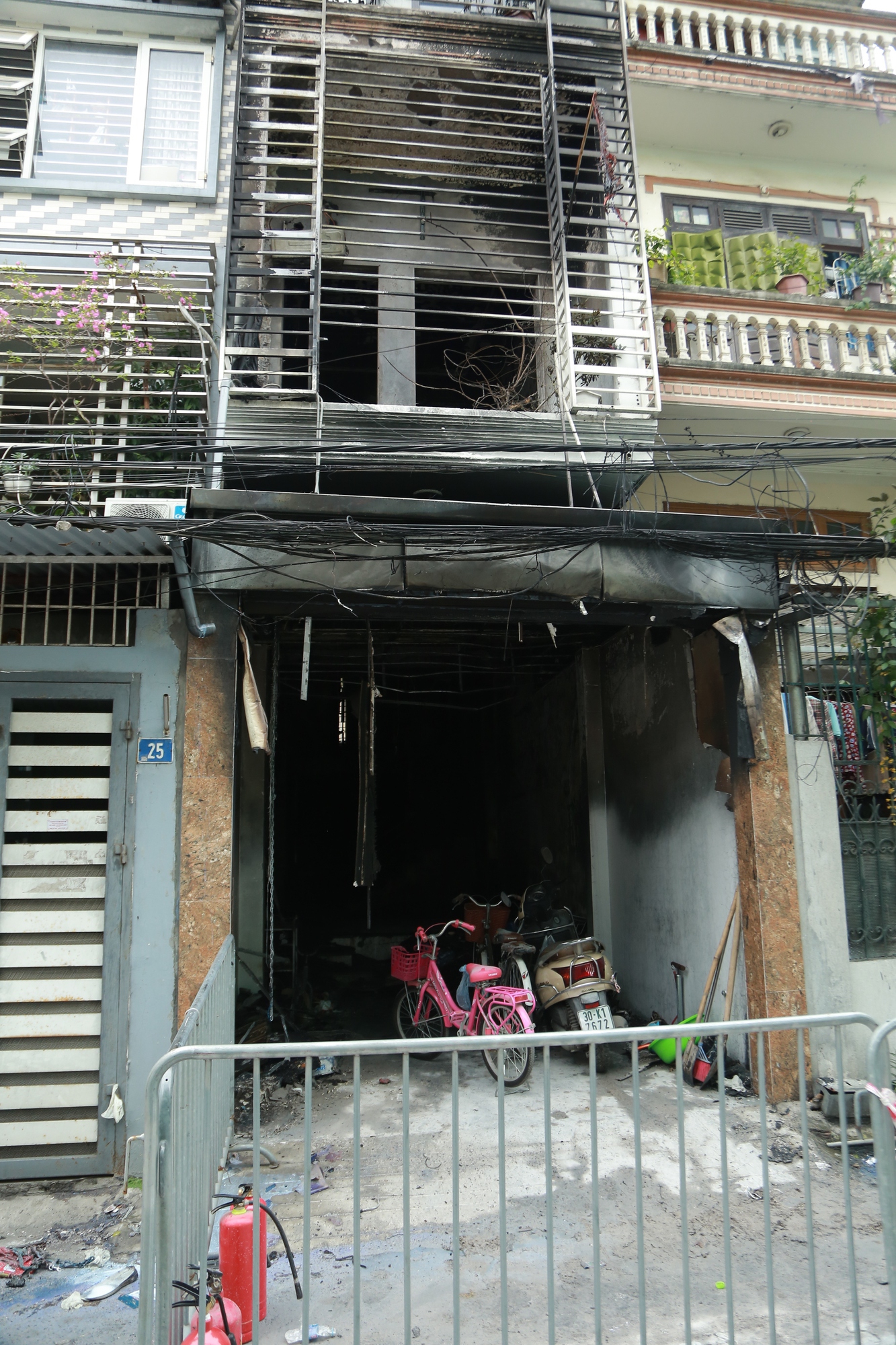 Xót xa hình ảnh chiếc xe đạp màu hồng trong căn nhà cháy khiến 4 bà cháu tử vong ở Hà Nội - Ảnh 8.