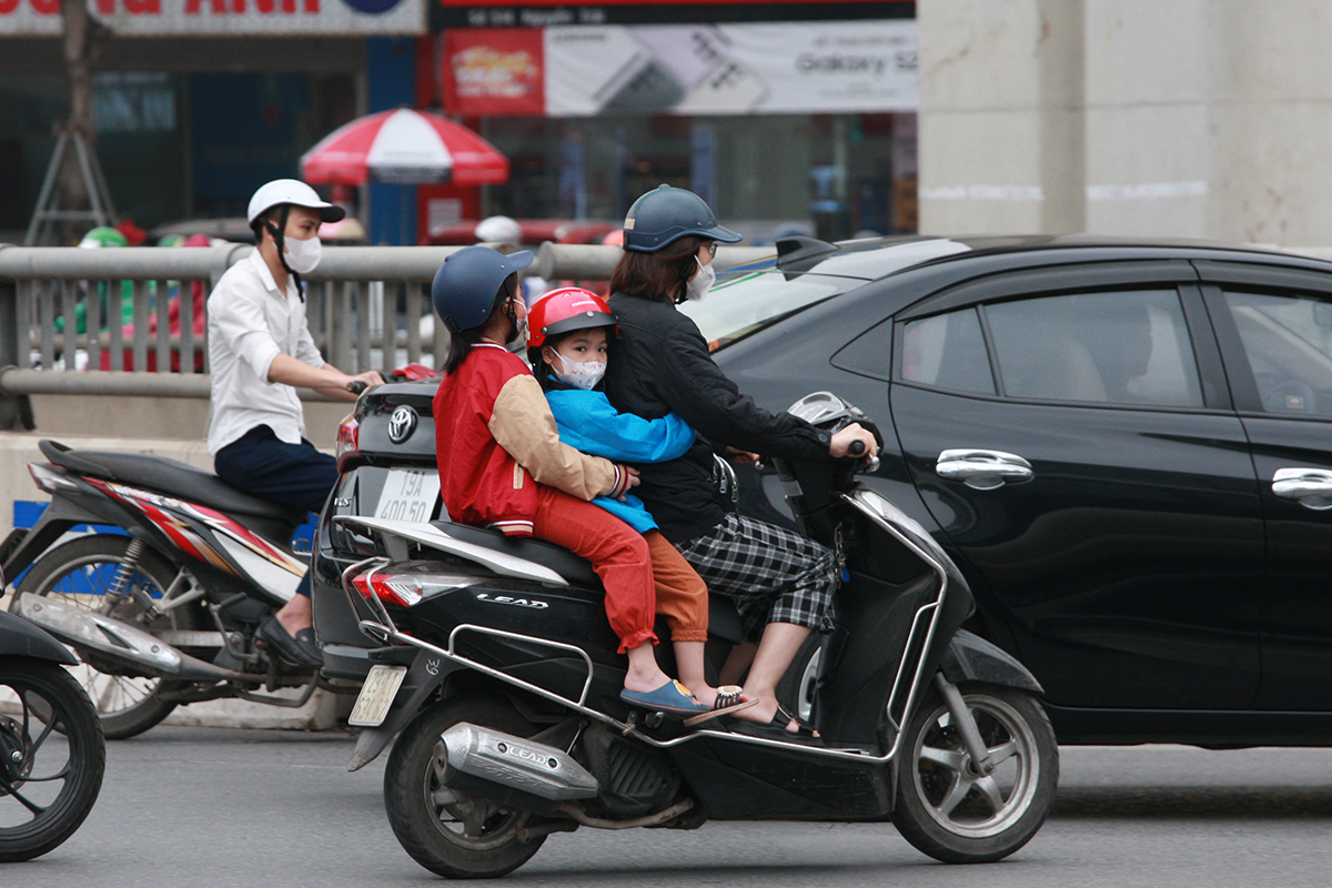 Những hình ảnh hiếm hoi, người Hà Nội co ro trong ngày mùa hạ - Ảnh 10.