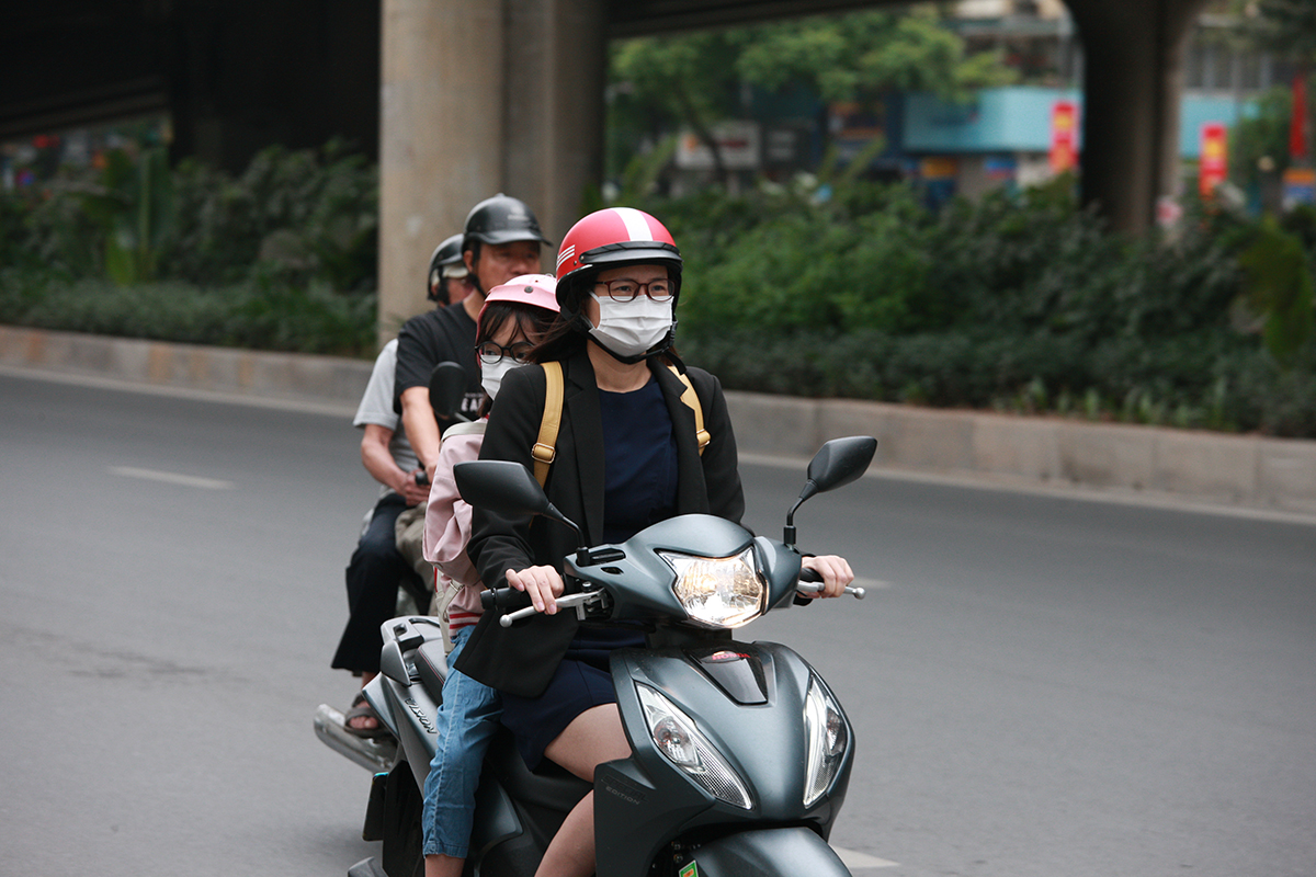 Những hình ảnh hiếm hoi, người Hà Nội co ro trong ngày mùa hạ