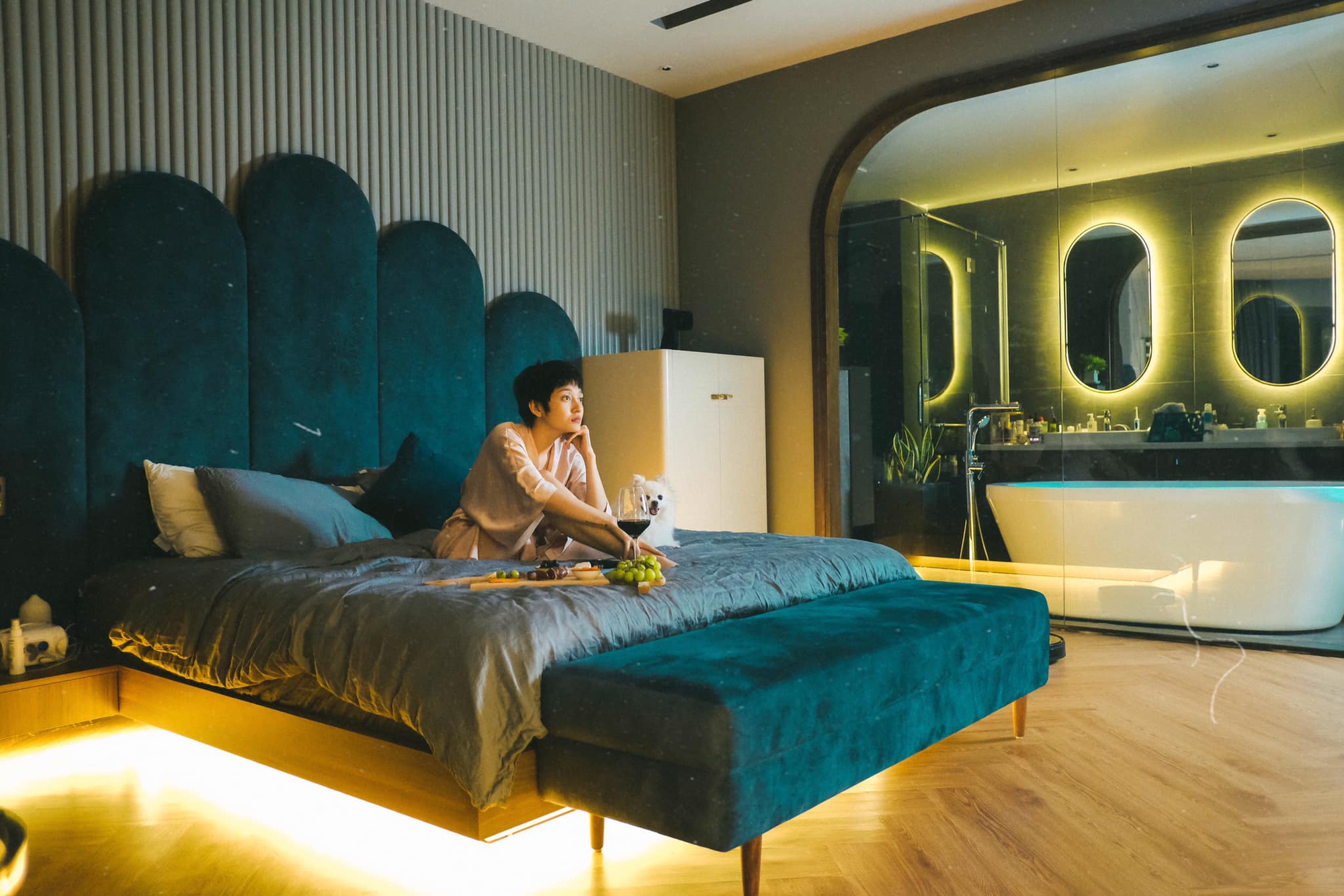 Căn hộ của Bảo Anh: Phòng khách tông xám trầm cá tính, phòng ngủ xanh đậm sang trọng, đẹp như studio - Ảnh 7.