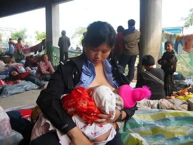 Nữ cảnh sát 'cứu sống' 9 đứa trẻ khát sữa trong trận động đất Tứ Xuyên năm 2008: Vừa được ca tụng vừa bị chỉ trích, 15 năm vẫn trọn lòng nghĩa hiệp - Ảnh 4.
