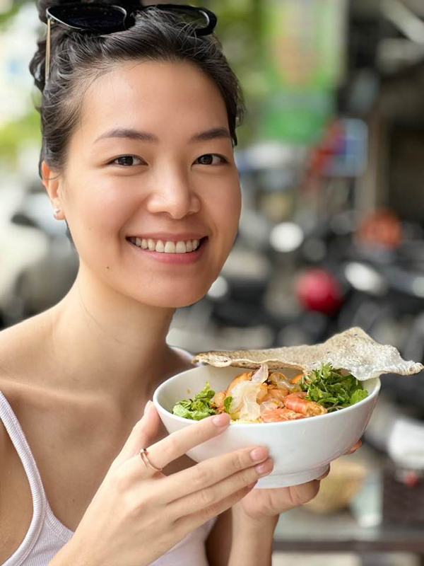 Tuổi 33 kín tiếng của Hoa hậu Việt Nam quê Đà Nẵng: 'Nghiện' để mặt mộc, theo gia đình sang sống ở trời Tây - Ảnh 2.