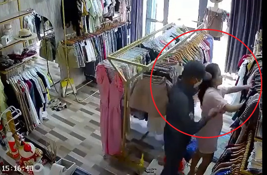 Bắt tên cướp dùng dao khống chế người phụ nữ ở cửa hàng quần áo - Ảnh 1.