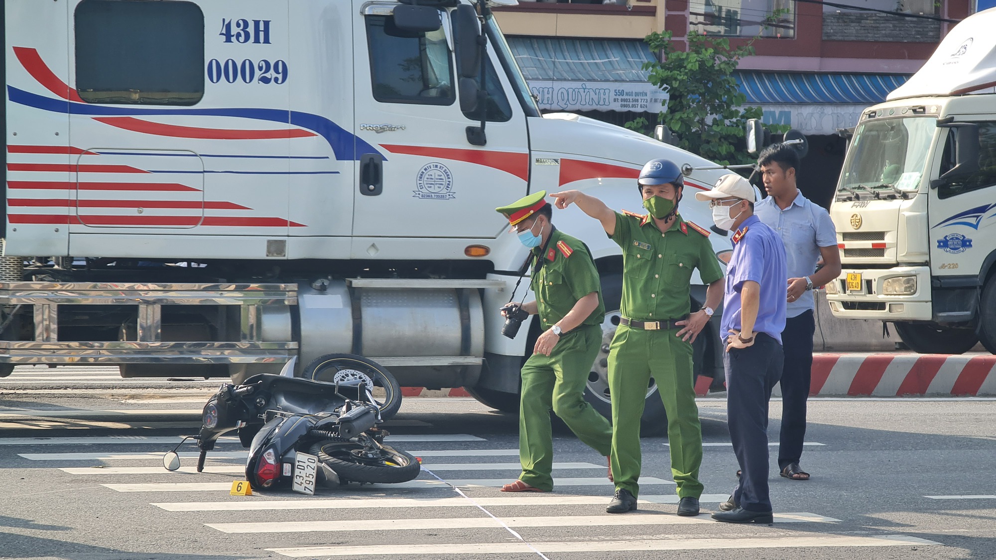Tai nạn nghiêm trọng ở Đà Nẵng, 1 người nước ngoài tử vong tại chỗ - Ảnh 4.
