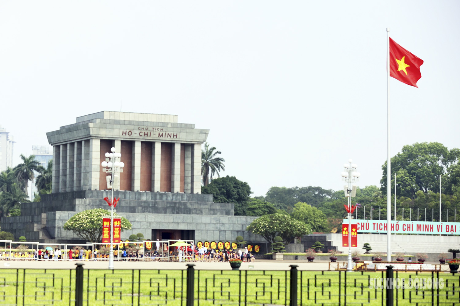 Hà Nội rực rỡ cờ hoa kỷ niệm 133 năm Ngày sinh Chủ tịch Hồ Chí Minh - Ảnh 1.