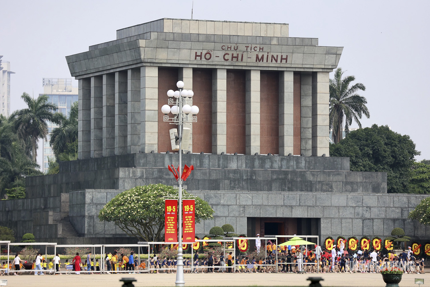 Hà Nội rực rỡ cờ hoa kỷ niệm 133 năm Ngày sinh Chủ tịch Hồ Chí Minh - Ảnh 3.