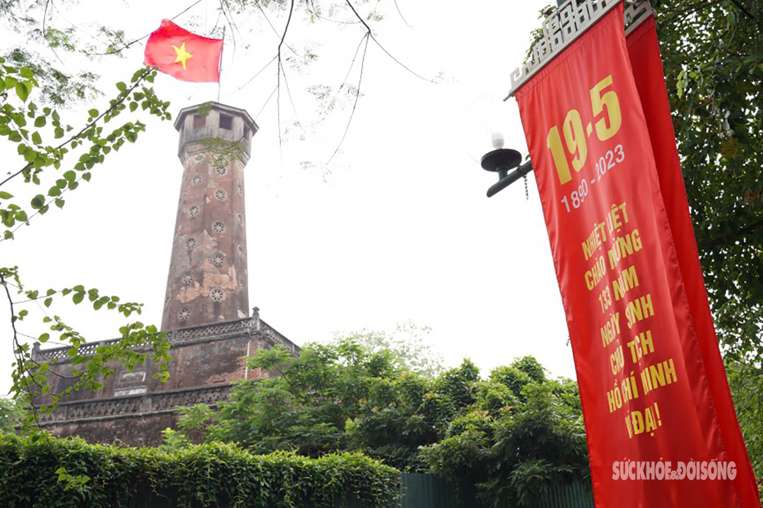 Hà Nội rực rỡ cờ hoa kỷ niệm 133 năm Ngày sinh Chủ tịch Hồ Chí Minh - Ảnh 6.