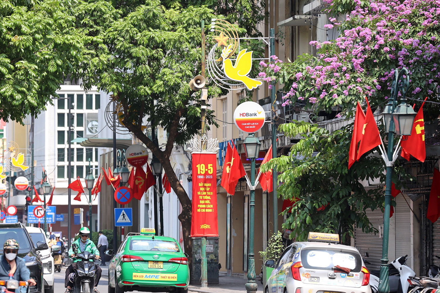 Hà Nội rực rỡ cờ hoa kỷ niệm 133 năm Ngày sinh Chủ tịch Hồ Chí Minh - Ảnh 10.