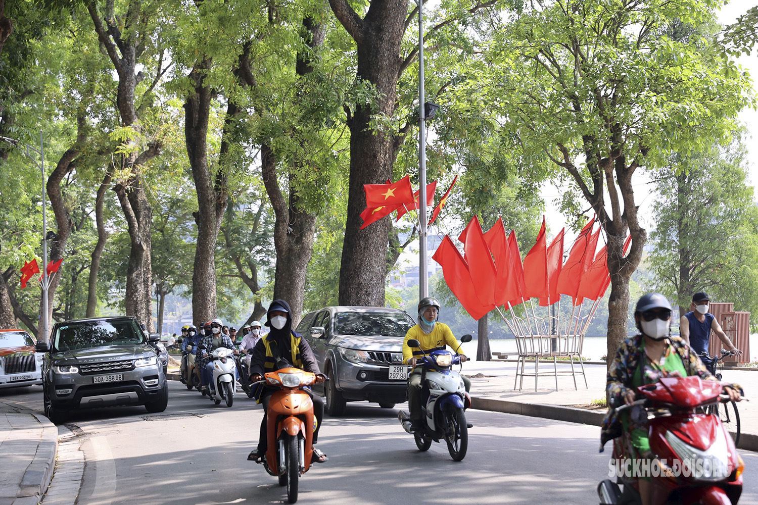 Hà Nội rực rỡ cờ hoa kỷ niệm 133 năm Ngày sinh Chủ tịch Hồ Chí Minh - Ảnh 11.