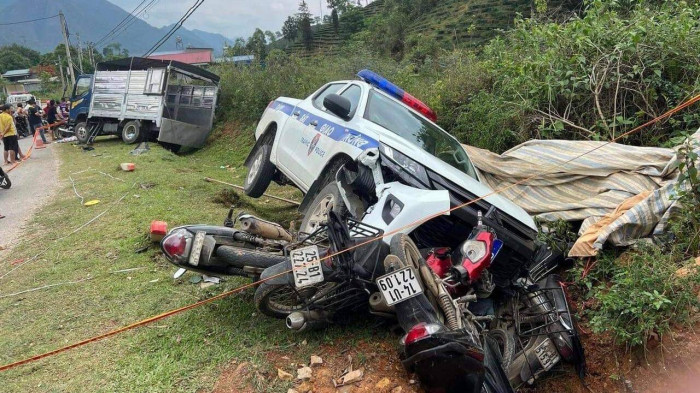 Lai Châu: Xe CSGT công an huyện đâm hư hỏng nhiều phương tiện - Ảnh 1.