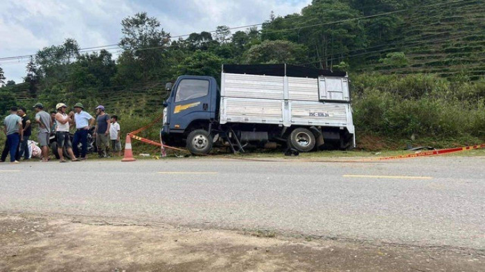 Lai Châu: Xe CSGT công an huyện đâm hư hỏng nhiều phương tiện - Ảnh 2. Lai Châu: Xe CSGT công an huyện đâm hư hỏng nhiều phương tiện - Ảnh 2.