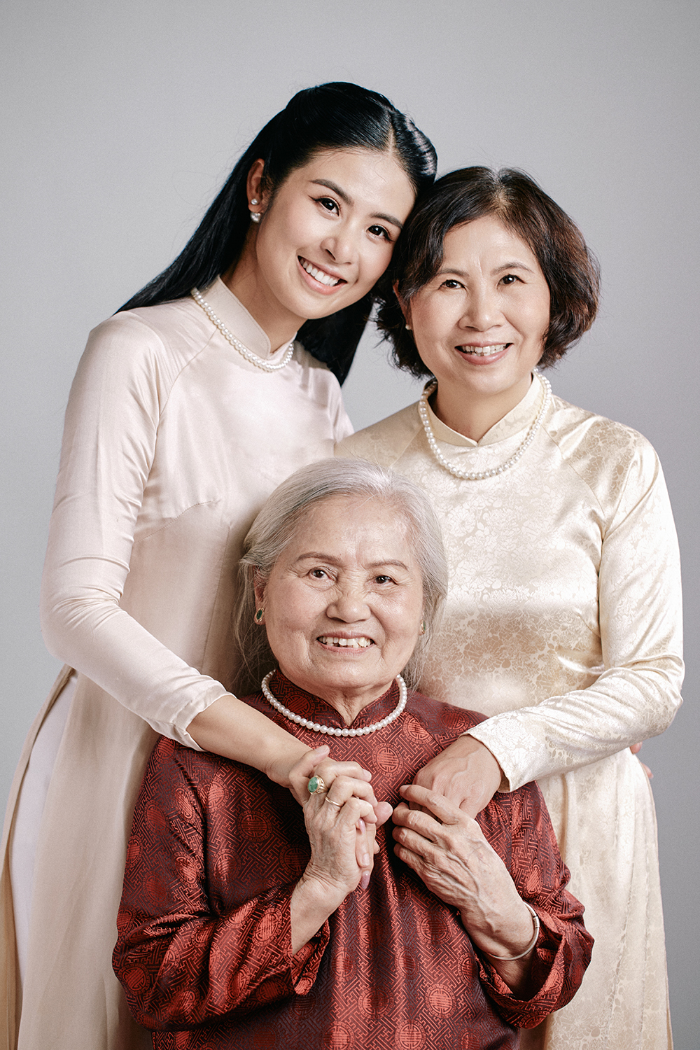 Ba thế hệ phụ nữ nhà Hoa hậu Ngọc Hân - Ảnh 2.