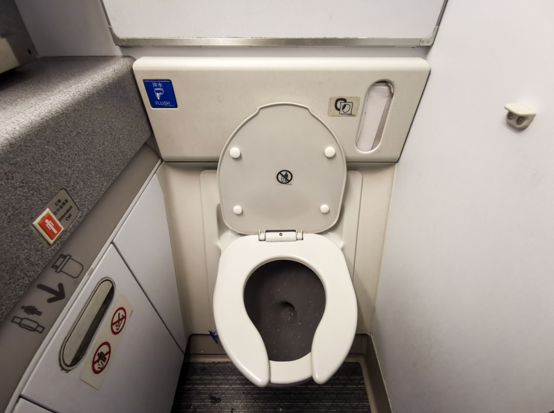 Cựu tiếp viên kể bí mật động trời về toilet trên máy bay, tiết lộ thời điểm không thích hợp nhất để dùng nhà vệ sinh - Ảnh 2.