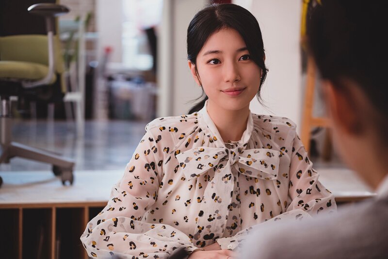 Các thánh nữ công sở trong phim Hàn không thể sống thiếu 1 kiểu áo, phối với váy hay quần đều đẹp điên lên - Ảnh 3.