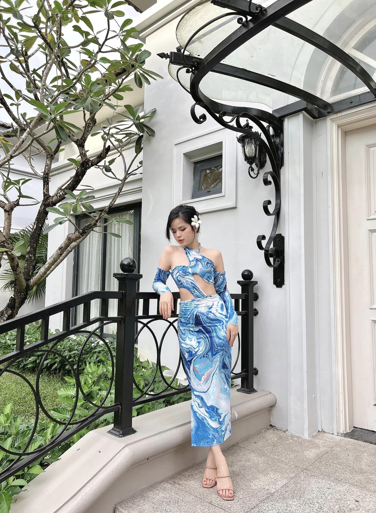 Set đồ đi biển cut out táo bạo của nữ MC VTV - con dâu tương lai Lưu nát 'Cuộc đời vẫn đẹp sao' - Ảnh 8.
