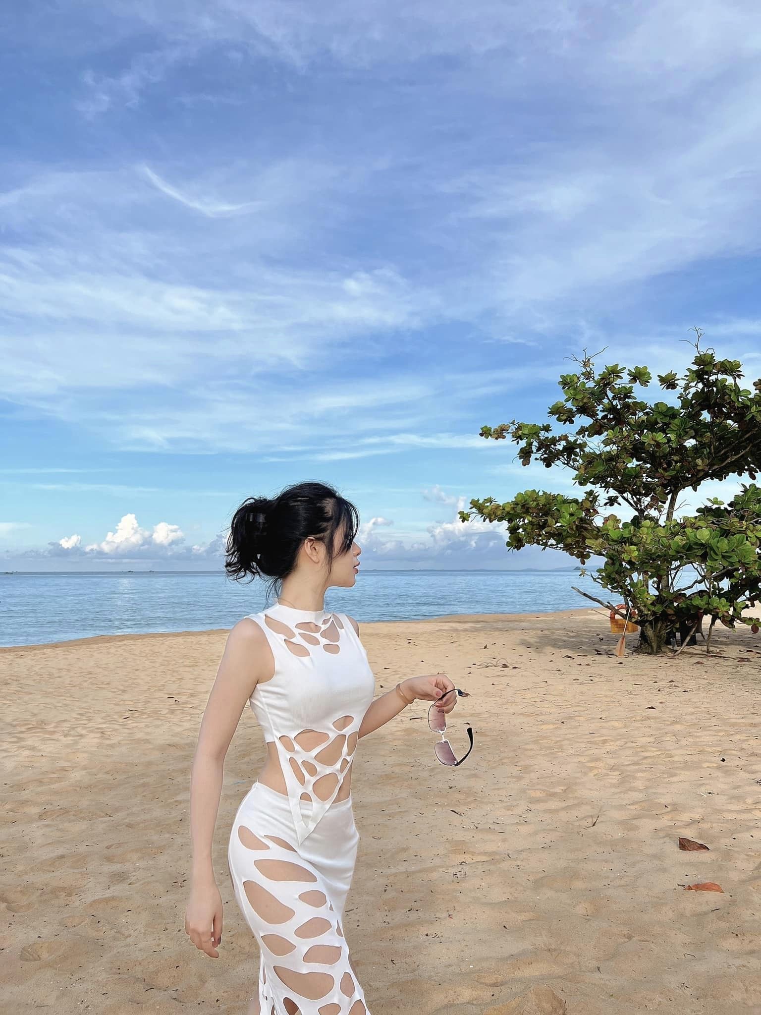 Set đồ đi biển cut out táo bạo của nữ MC VTV - con dâu tương lai Lưu nát 'Cuộc đời vẫn đẹp sao' - Ảnh 1.