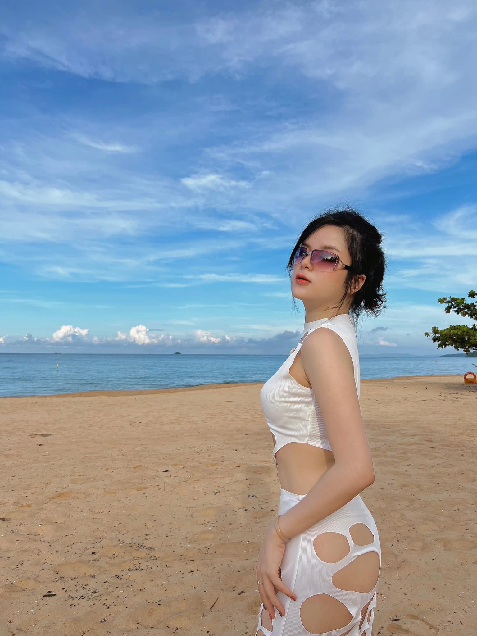 Set đồ đi biển cut out táo bạo của nữ MC VTV - con dâu tương lai Lưu nát 'Cuộc đời vẫn đẹp sao' - Ảnh 2.