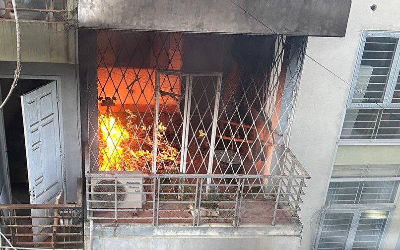 Nóng: Cháy lớn tại căn nhà 4 tầng ở Hà Nội, 2 bé trai cùng gia đình leo ban công thoát thân