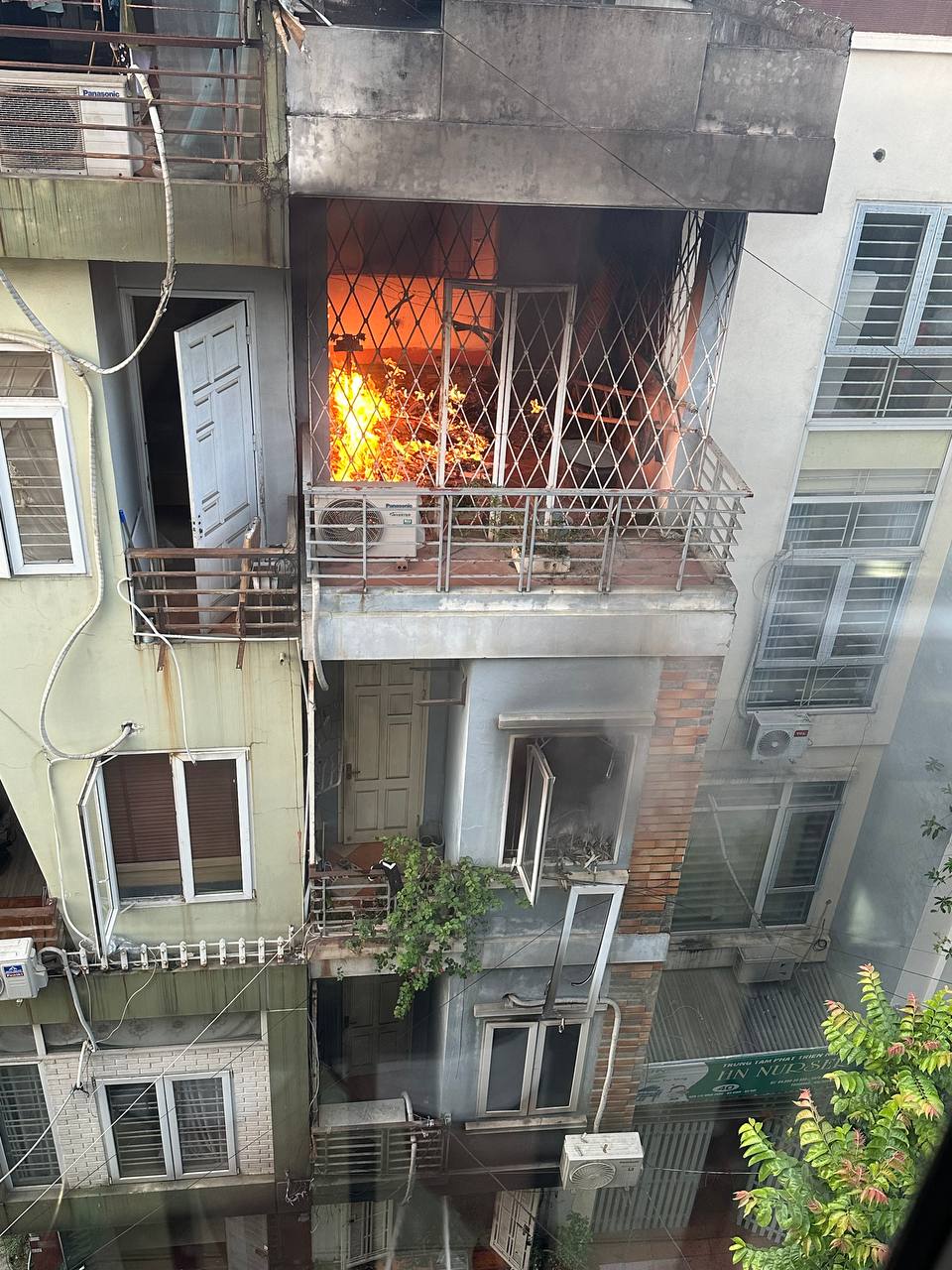 Nóng: Cháy lớn tại căn nhà 4 tầng ở Hà Nội, 2 bé trai cùng gia đình leo ban công thoát thân - Ảnh 1.
