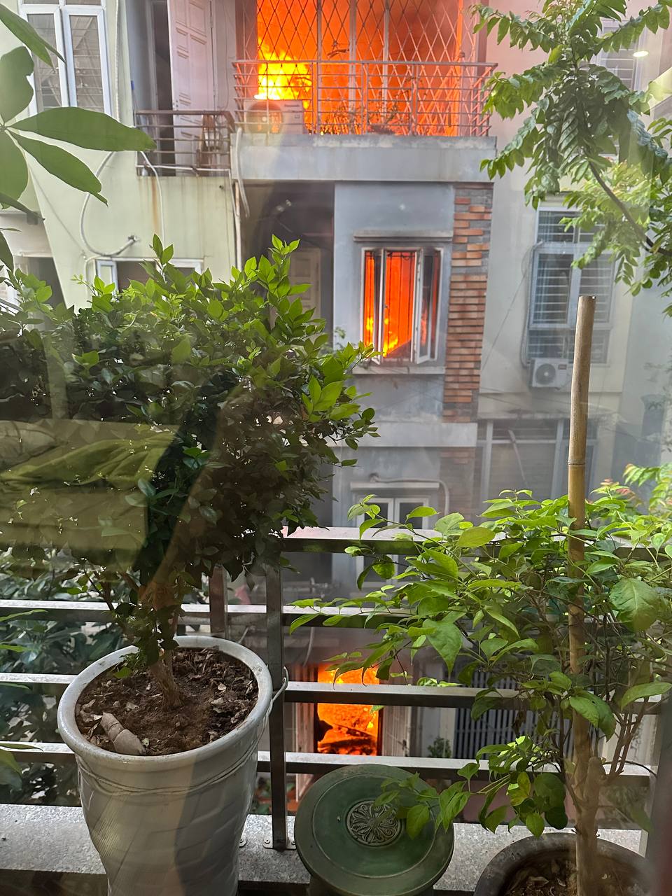 Nóng: Cháy lớn tại căn nhà 4 tầng ở Hà Nội, 2 bé trai cùng gia đình leo ban công thoát thân - Ảnh 4.