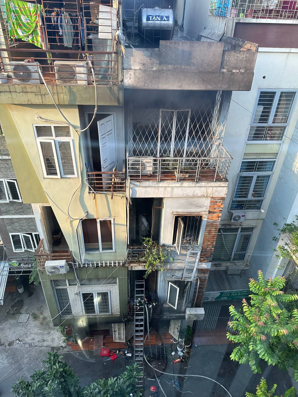 Nóng: Cháy lớn tại căn nhà 4 tầng ở Hà Nội, 2 bé trai cùng gia đình leo ban công thoát thân - Ảnh 5.