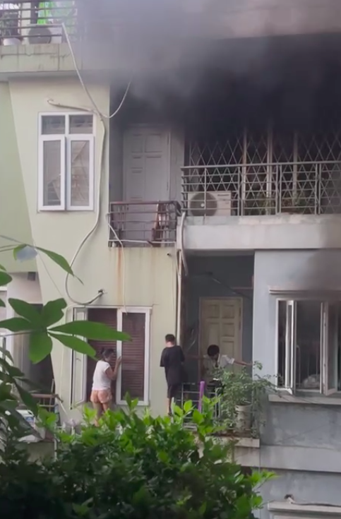 Nóng: Cháy lớn tại căn nhà 4 tầng ở Hà Nội, 2 bé trai cùng gia đình leo ban công thoát thân - Ảnh 2.
