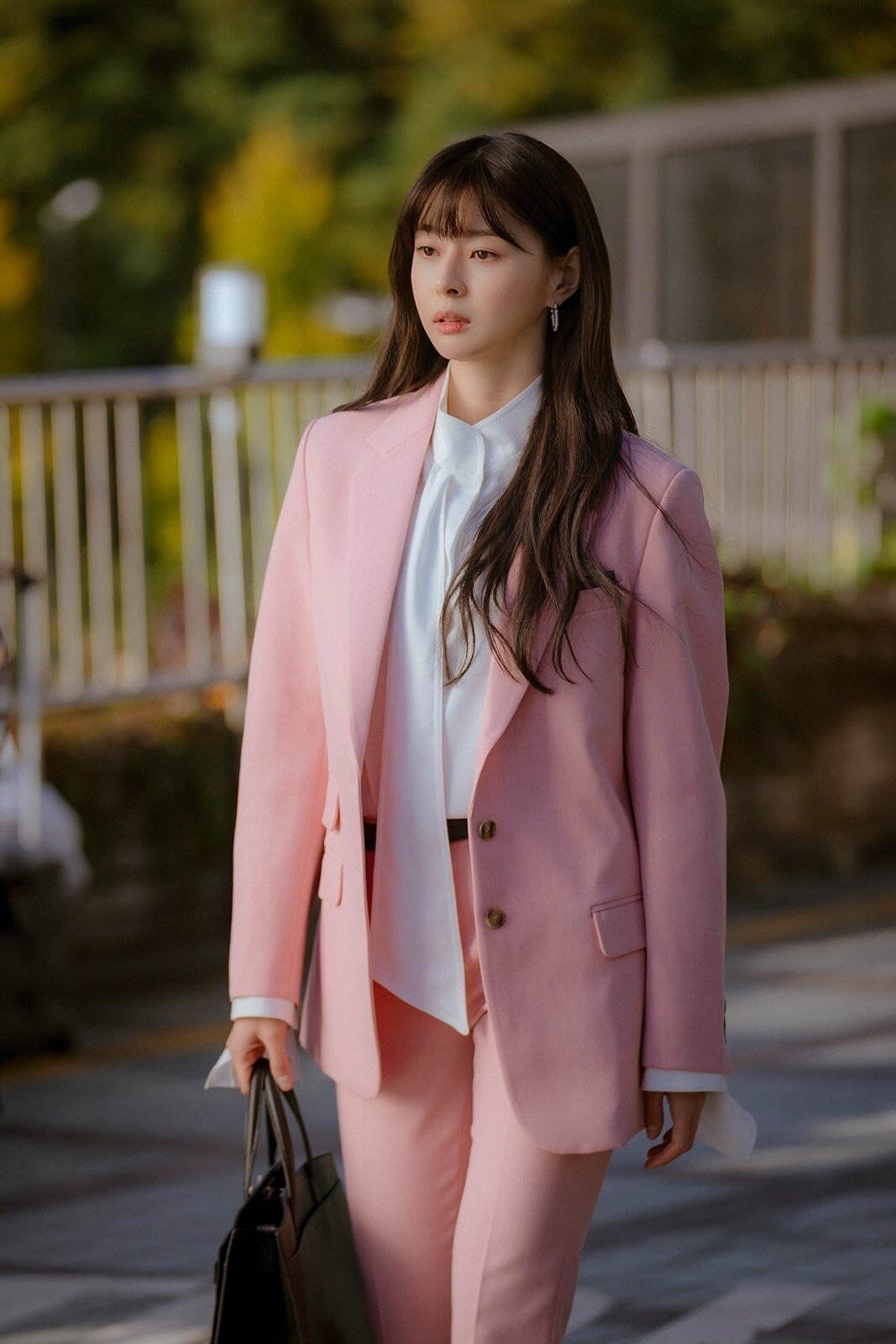 Các thánh nữ công sở trong phim Hàn không thể sống thiếu 1 kiểu áo, phối với váy hay quần đều đẹp điên lên - Ảnh 6.