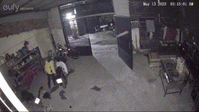 Camera ghi cảnh trộm 3 xe máy ở TPHCM lúc rạng sáng - Ảnh 1.