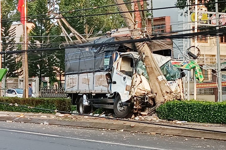 Xe tải tông gãy 2 trụ điện ở Đồng Nai, hơn 8.000 hộ dân mất điện - Ảnh 1.