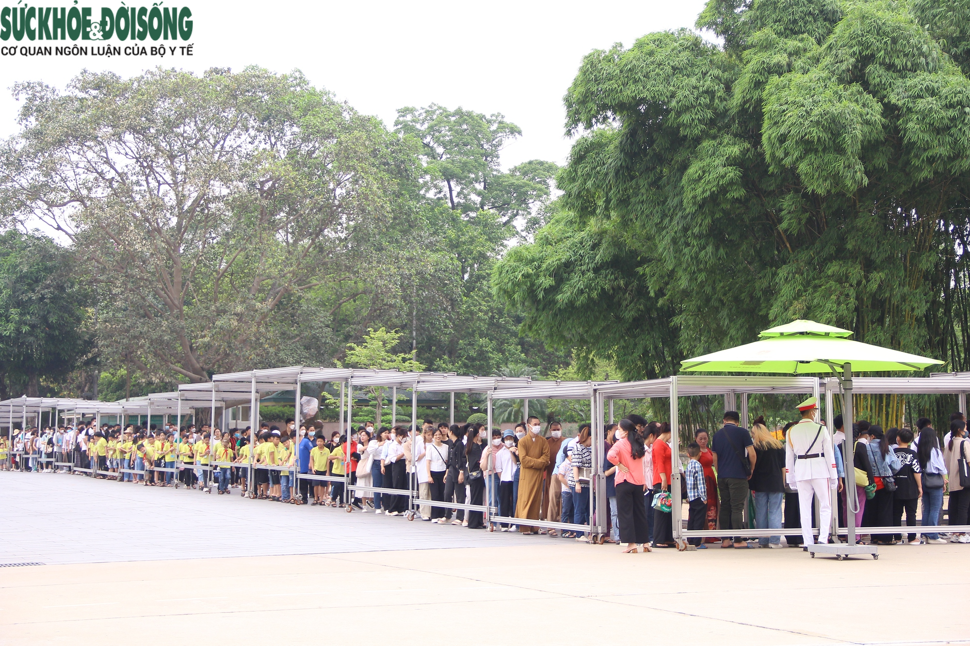 Nhân dân khắp mọi miền tổ quốc về thăm Lăng viếng Bác ngày 19/5 - Ảnh 3. Nhân dân khắp mọi miền tổ quốc về thăm Lăng viếng Bác ngày 19/5 - Ảnh 3.