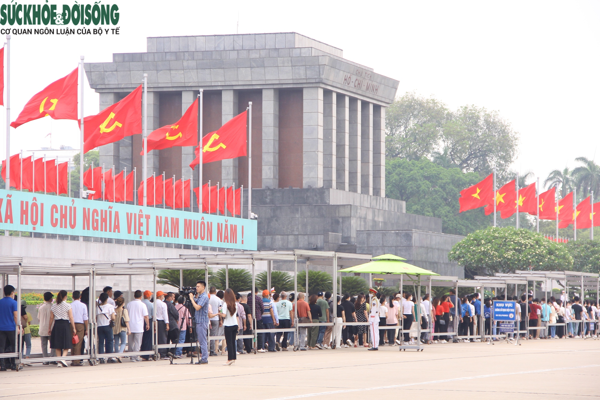 Nhân dân khắp mọi miền tổ quốc về thăm Lăng viếng Bác ngày 19/5 - Ảnh 5. Nhân dân khắp mọi miền tổ quốc về thăm Lăng viếng Bác ngày 19/5 - Ảnh 5.