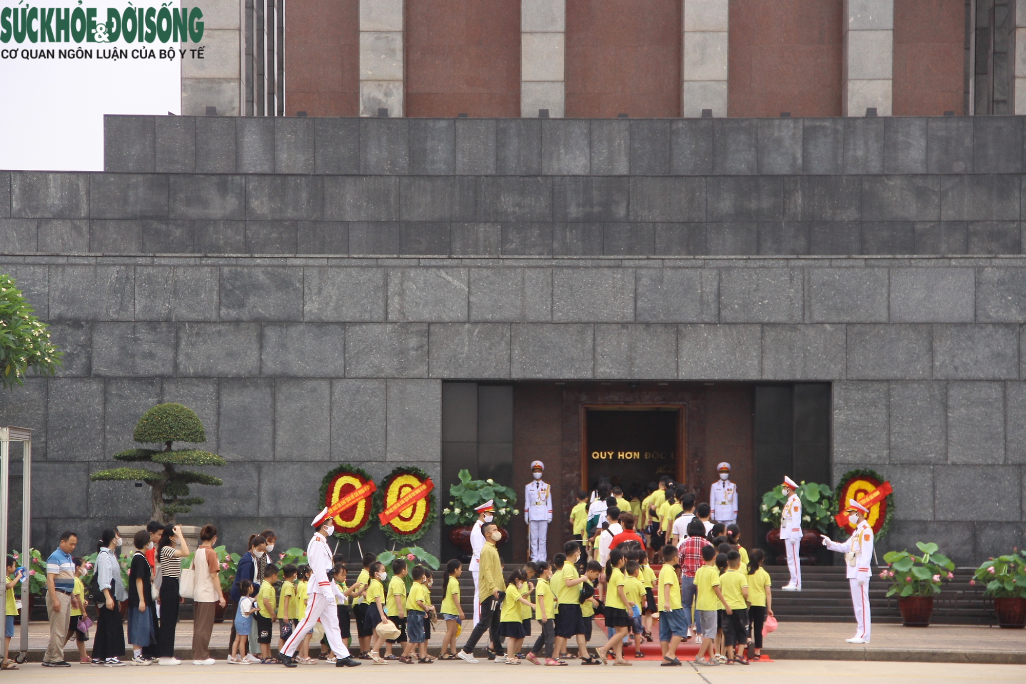 Nhân dân khắp mọi miền tổ quốc về thăm Lăng viếng Bác ngày 19/5 - Ảnh 7.