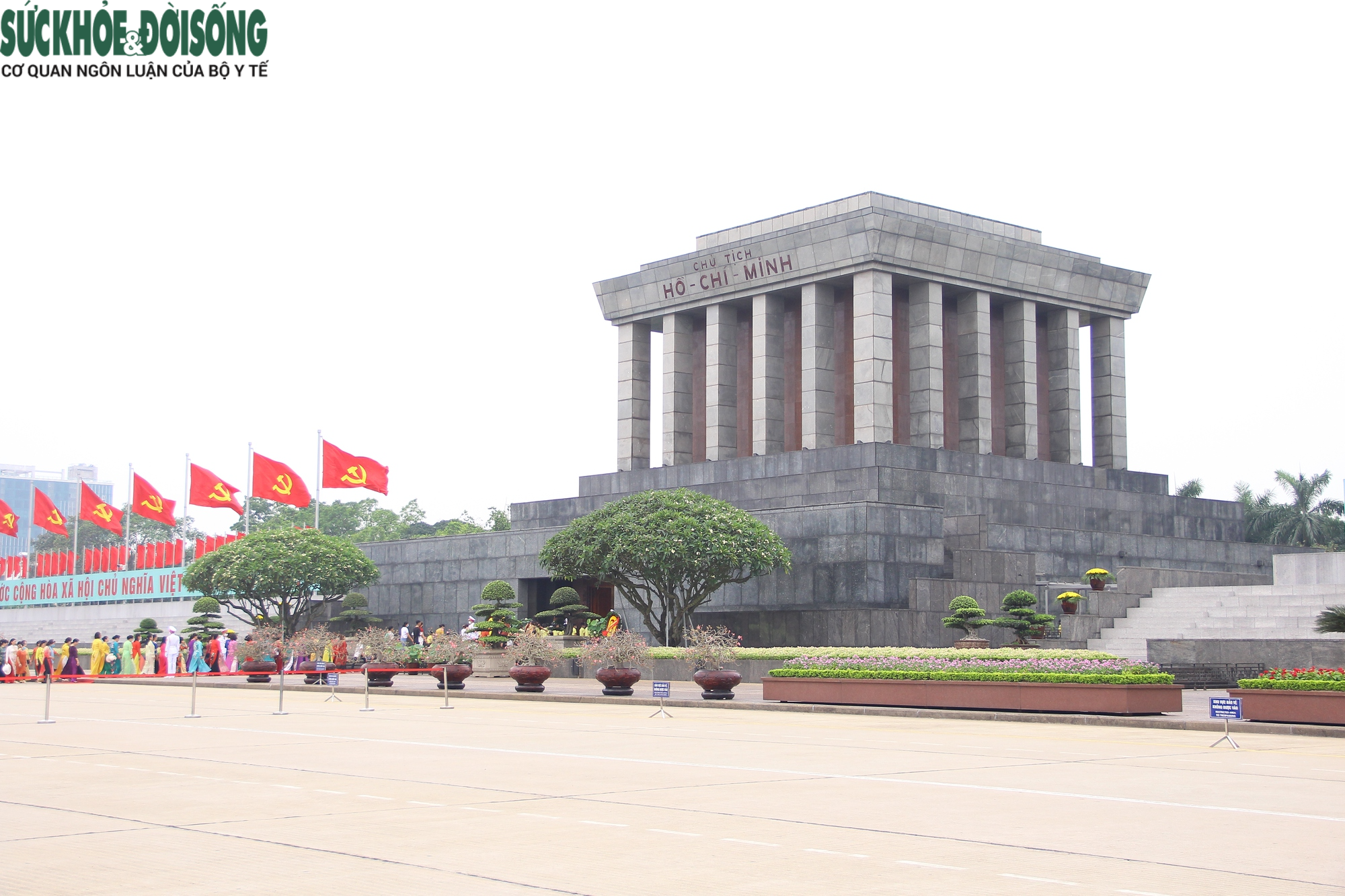 Nhân dân khắp mọi miền tổ quốc về thăm Lăng viếng Bác ngày 19/5 - Ảnh 8. Nhân dân khắp mọi miền tổ quốc về thăm Lăng viếng Bác ngày 19/5 - Ảnh 8.