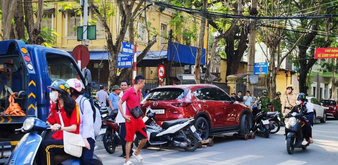 Mặc công an kêu gọi, cô gái trẻ ở Hải Phòng nằm nghe nhạc 2 giờ trong ô tô - Ảnh 2.