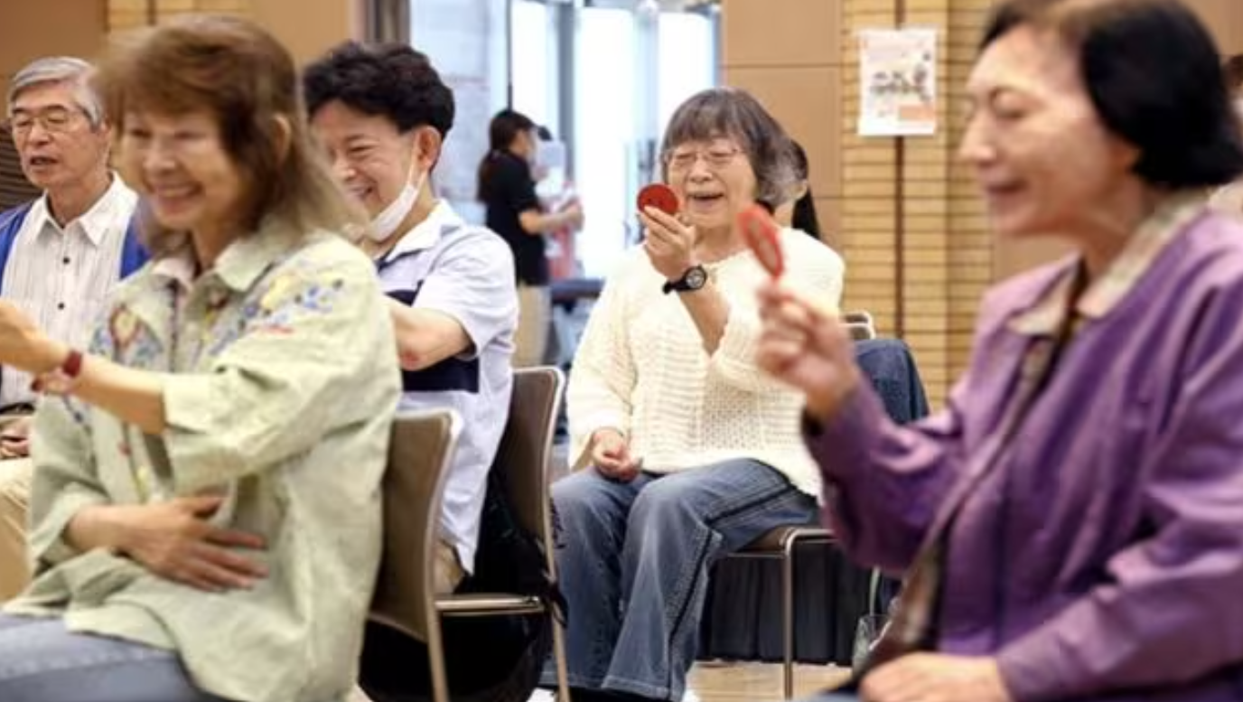 Vì sao ngày càng nhiều người Nhật phải tham gia các lớp học cười? - Ảnh 5.