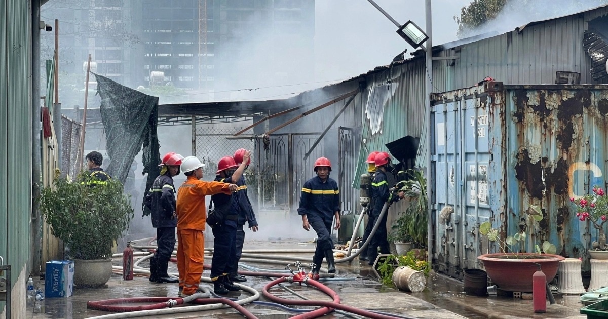 Xưởng bánh kẹo ở TP Thủ Đức cháy ngùn ngụt sau nhiều tiếng nổ lớn