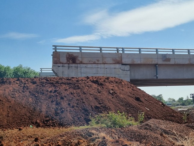 Ô tô bị ném đá trên cao tốc Phan Thiết- Dầu Giây - Ảnh 2.