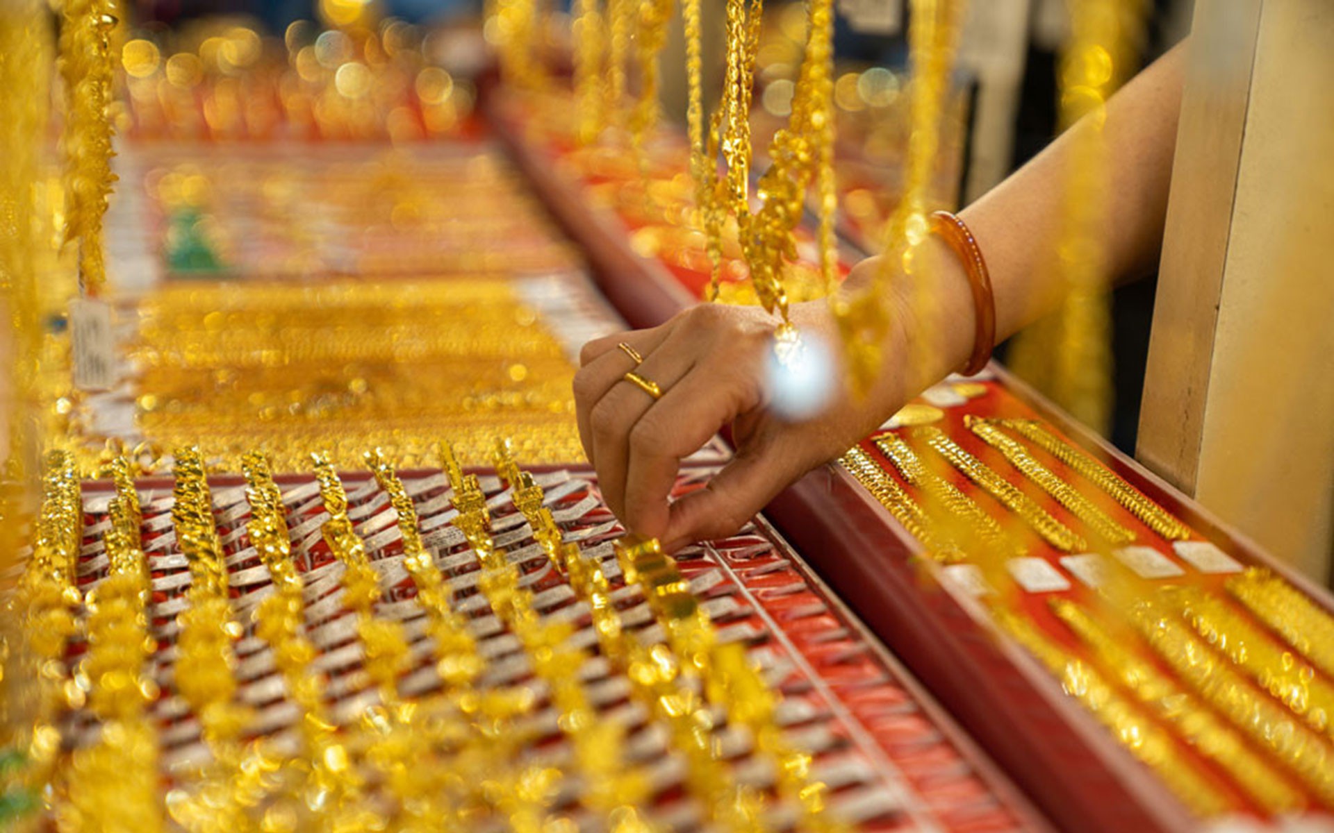 Giá vàng hôm nay 2/5: Người mua vàng trong nước lỗ nặng ngay lúc mua