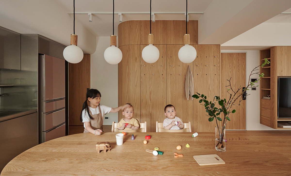 Căn hộ màu gỗ siêu ấm áp với cách phân chia không gian thông mình dành cho vợ chồng trẻ có 3 con nhỏ - Ảnh 1.