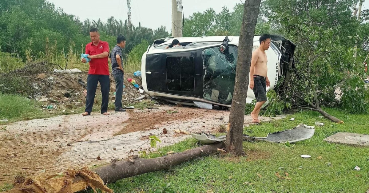 Ô tô Land Rover chở 4 người tông gãy cây xanh, lộn vòng trên vỉa hè - Ảnh 1.