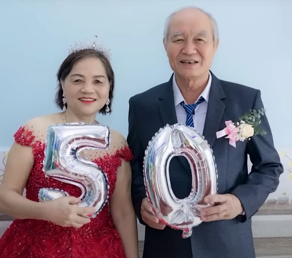 Nhà gái thách cưới quá cao, anh lính 3 lần đem sính lễ tới mới rước được vợ, 51 năm sau nhận "lãi lớn" - Ảnh 2. Nhà gái thách cưới quá cao, anh lính 3 lần đem sính lễ tới mới rước được vợ, 51 năm sau nhận "lãi lớn" - Ảnh 2.