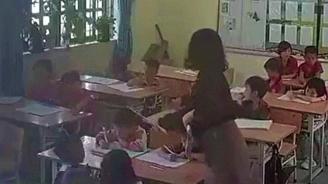 Lý do học sinh lớp 1 bị cô giáo dùng thước đánh vào đầu - Ảnh 1.